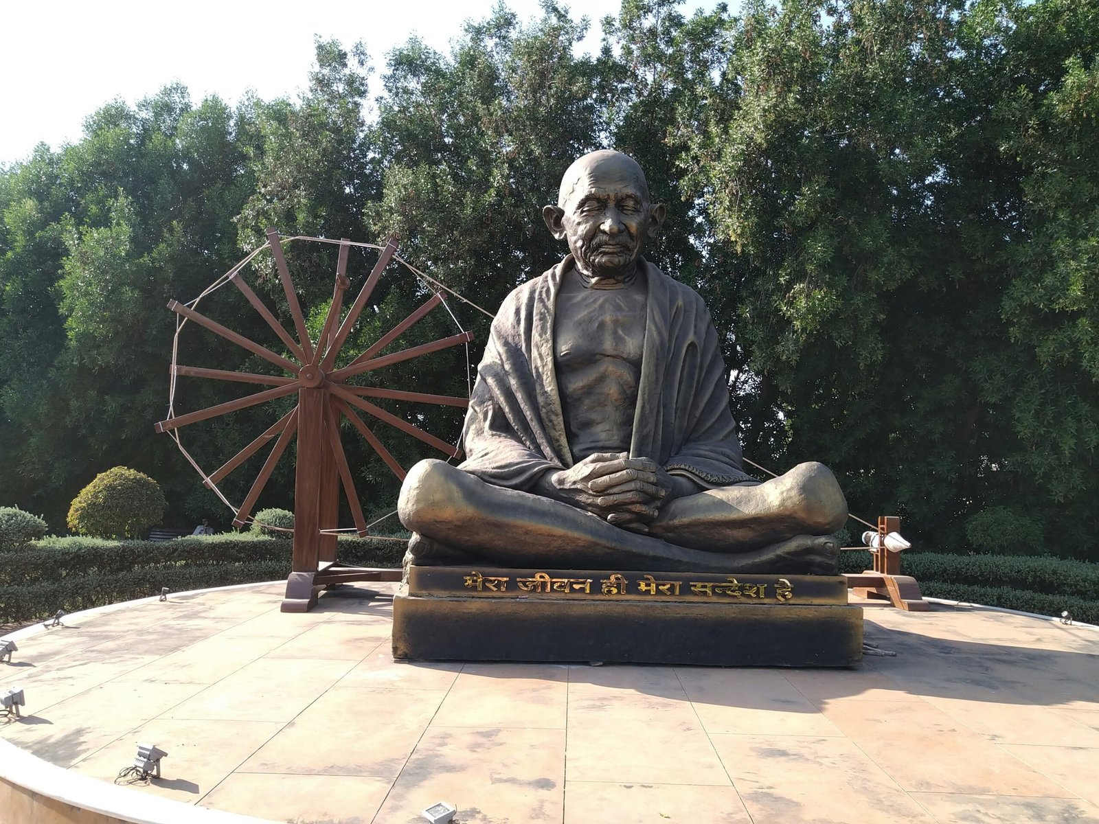 Statue of Mahatma Gandhi symbolizing the historical legacy and controversy surrounding Nathuram Godse and Gandhi’s assassination.